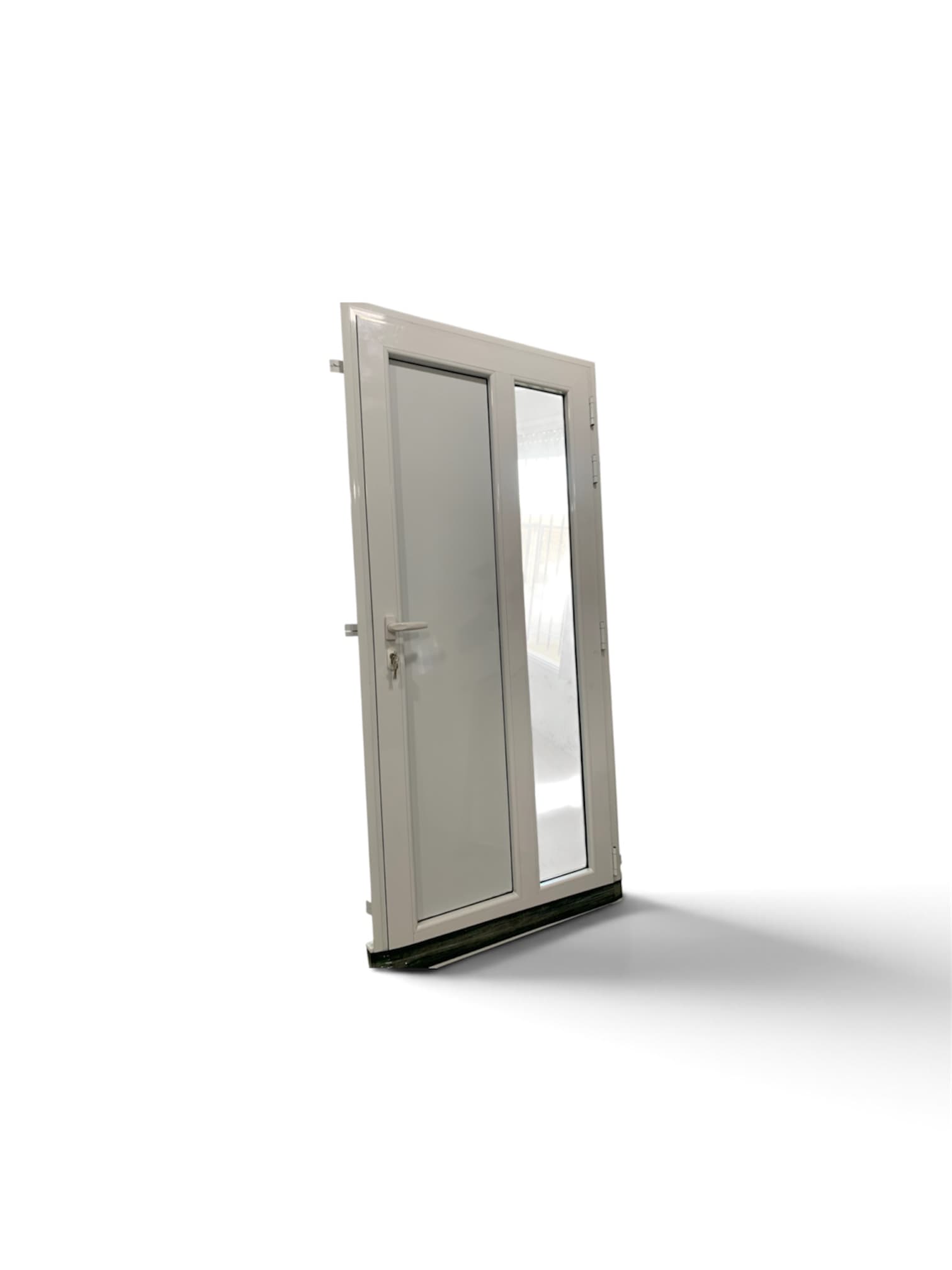 Puerta de aluminio blanca con paño lateral vidriado