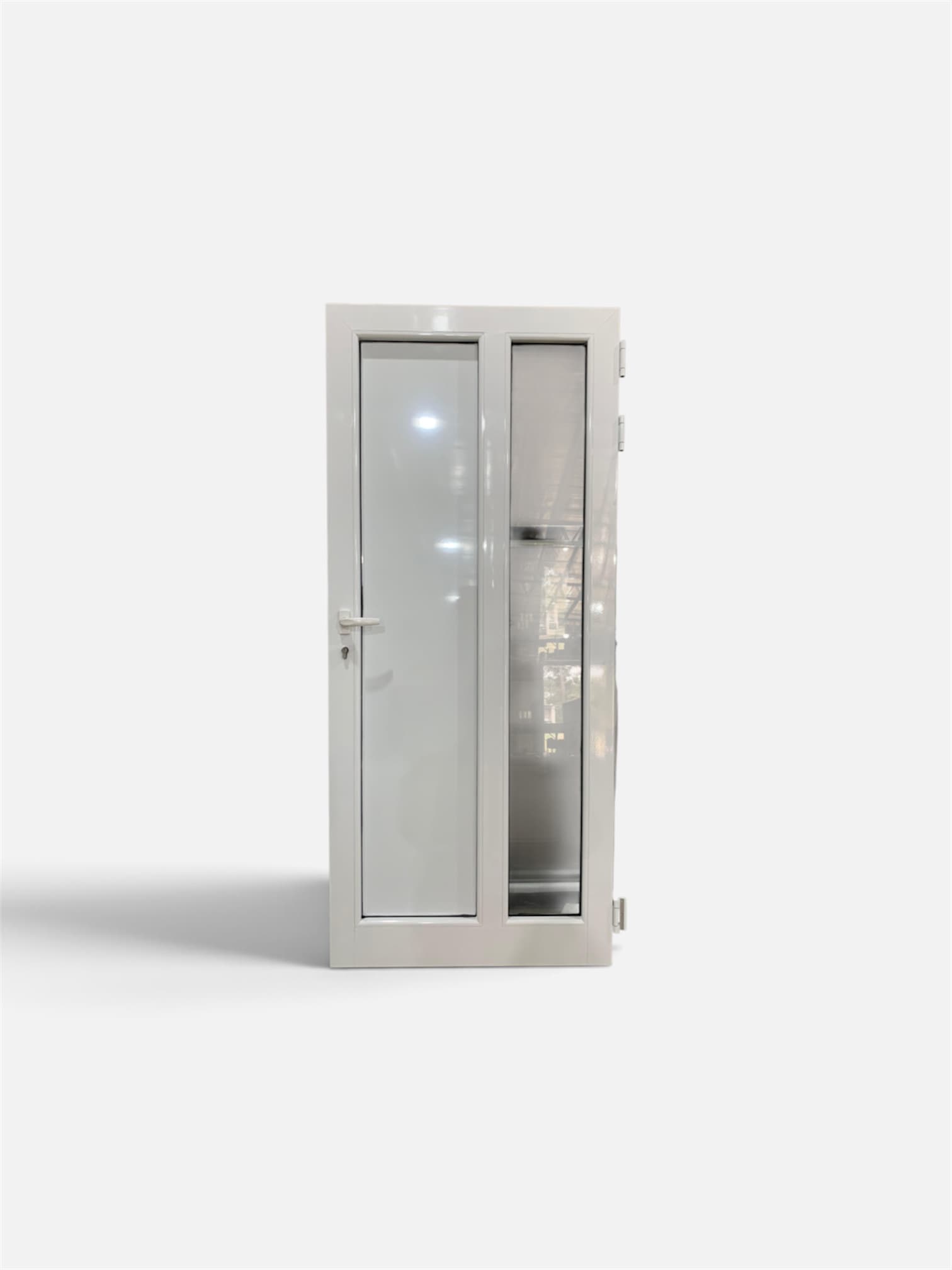 Puerta de aluminio blanca fabricada a medida