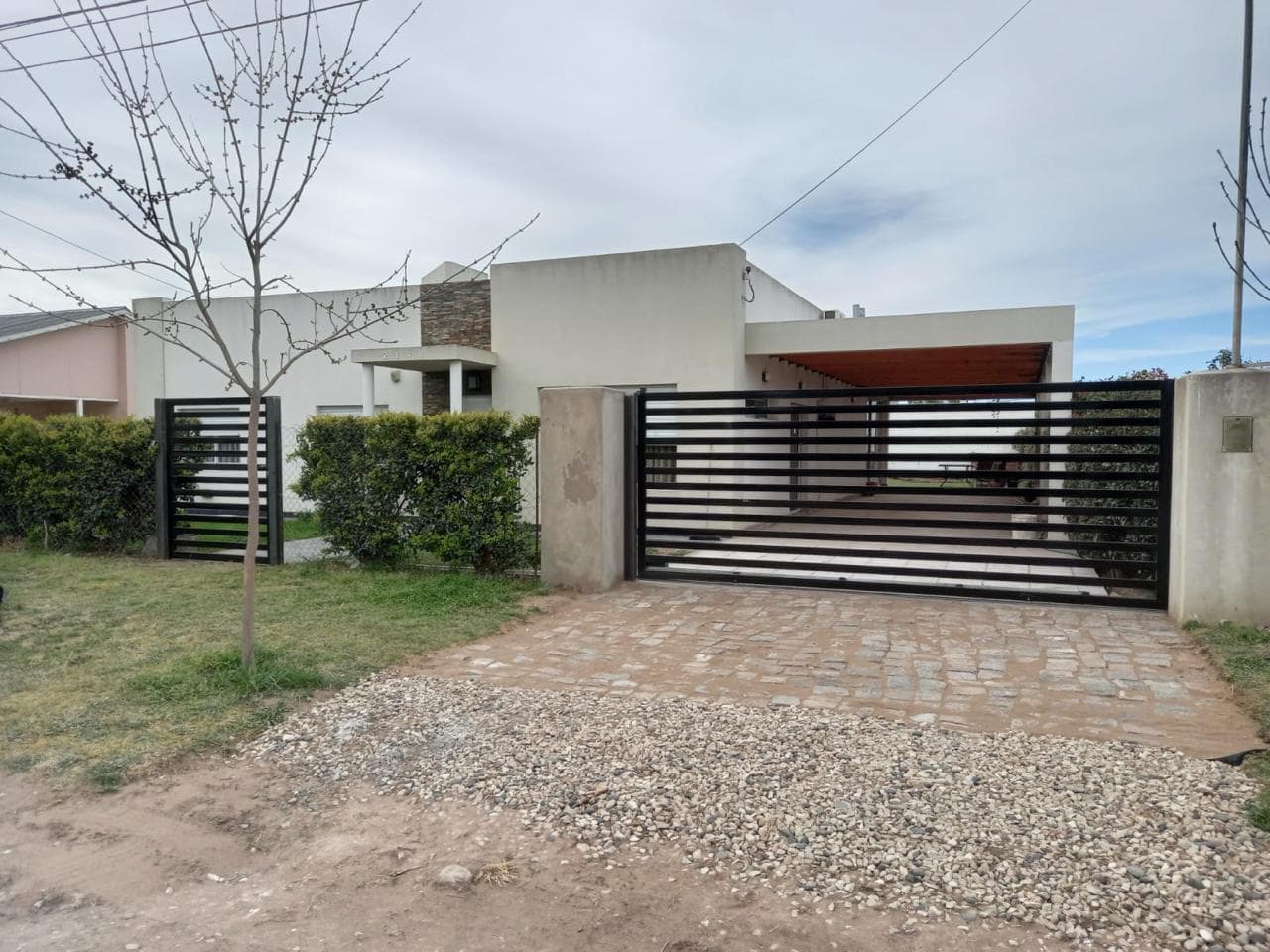 Portón de hierro negro de barras horizontales en el frente de una casa